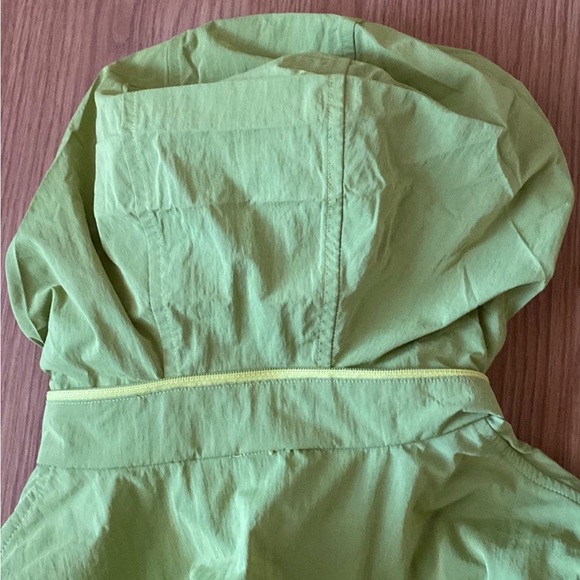 ❤️ Lululemon Lightweight Hooded Jacket in Yellow Serpentine Size 2 NWOT - Picture 11 of 13